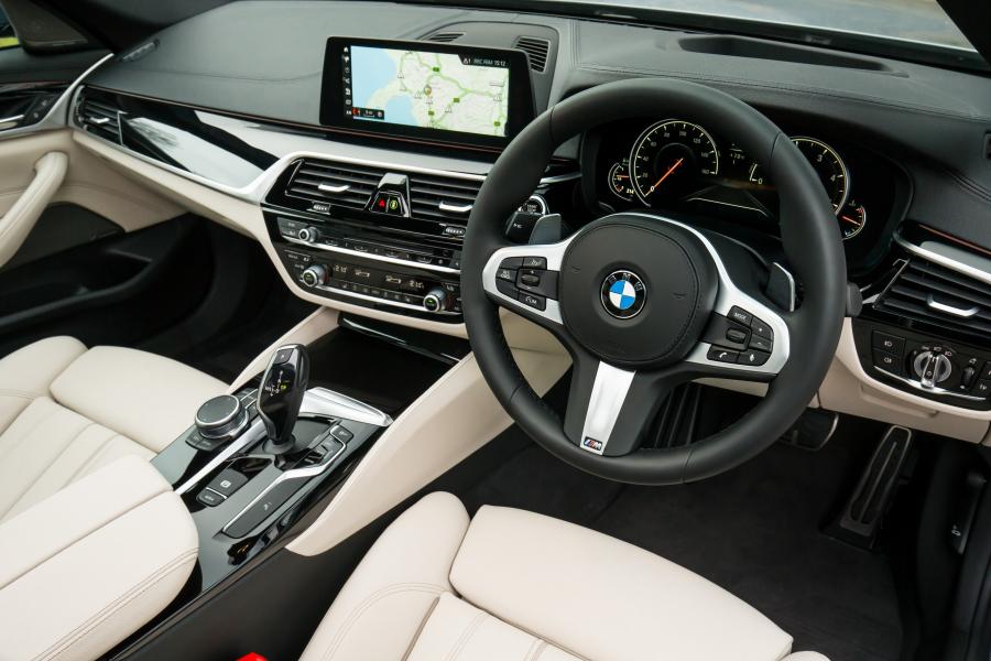 Интерьер BMW 520d Sedan M Sport 2017 года  (UK) (фото 13 из 40)